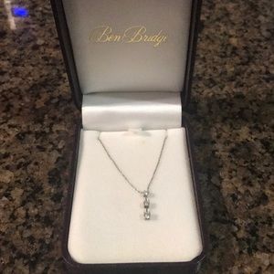 Simple and elegant diamond necklace